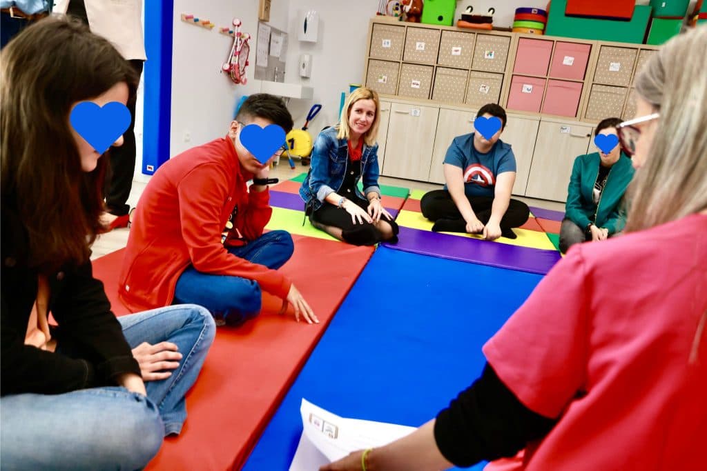 La alcaldesa de Alcobendas participa en una sesión del programa de habilidades sociales ‘ConecTEA Conmigo’ - Embedded Image 1